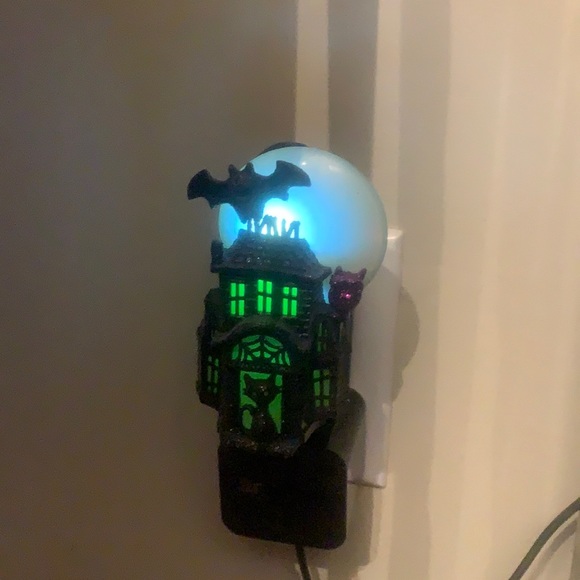 Small haunted house bath and body work plug